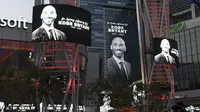 Sejumlah papan iklan elektronik di Los Angeles menampilkan foto Kobe Bryant. Legenda NBA dan Los Angeles Lakers itu meninggal dalam kecelakaan pesawat di California selatan, Minggu (26/1/2020). (Foto AP / Michael Owen Baker)