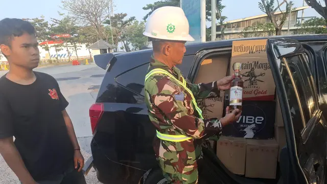 Pengiriman miras 1.437 liter pakai pita cukai palsu digagalkan di Pelabuhan Bakauheni, Lampung Selatan.