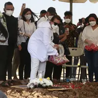 Pemakaman Ibunda Amanda Manopo di San Diego Hills, Karawang, Senin (26/7/2021) (Kapanlagi.com/Akrom Sukarya)