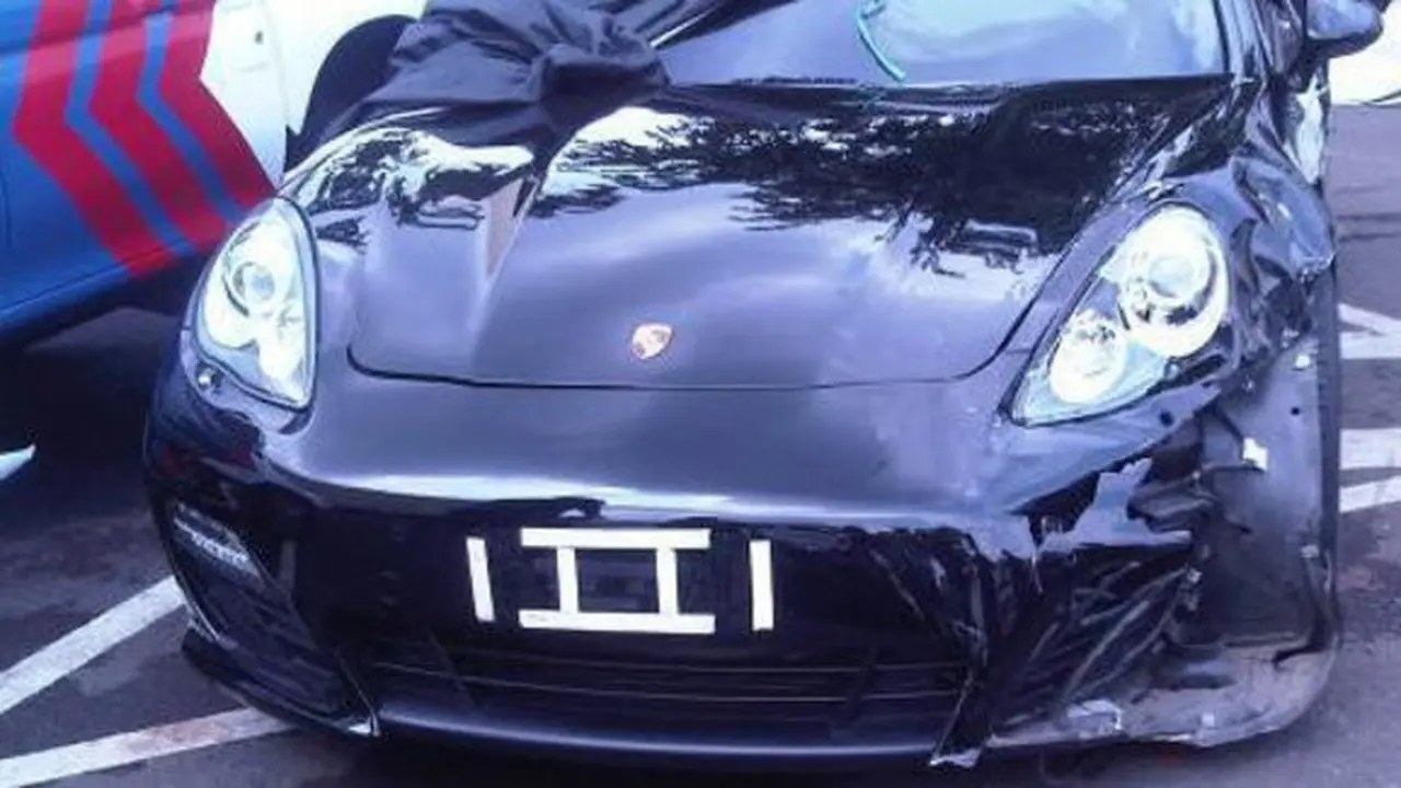 Porsche Panamera vs Daihatsu Sirion