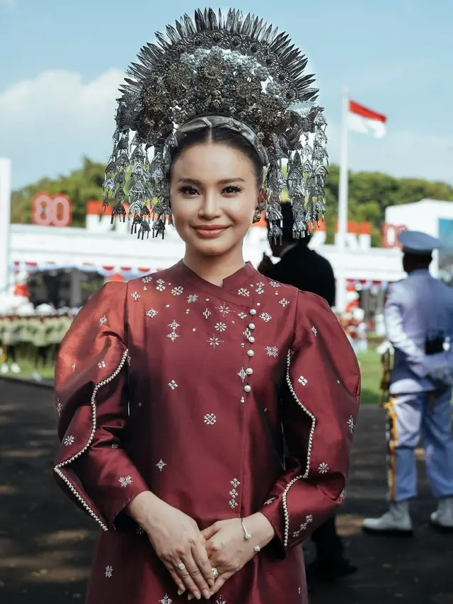 6 Potret Detail Penampilan Rossa di HUT ke-80 RI, Anggun dalam Balutan Adat Minang