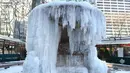Air mancur Josephine Shaw Lowell yang membeku di Taman Bryant, New York, Selasa (2/1). AS dilanda suhu udara Arktik yang telah membuat suhu di bawah titik beku dan menyebabkan udara dingin yang dahsyat. (AFP PHOTO / TIMOTHY A. CLARY)