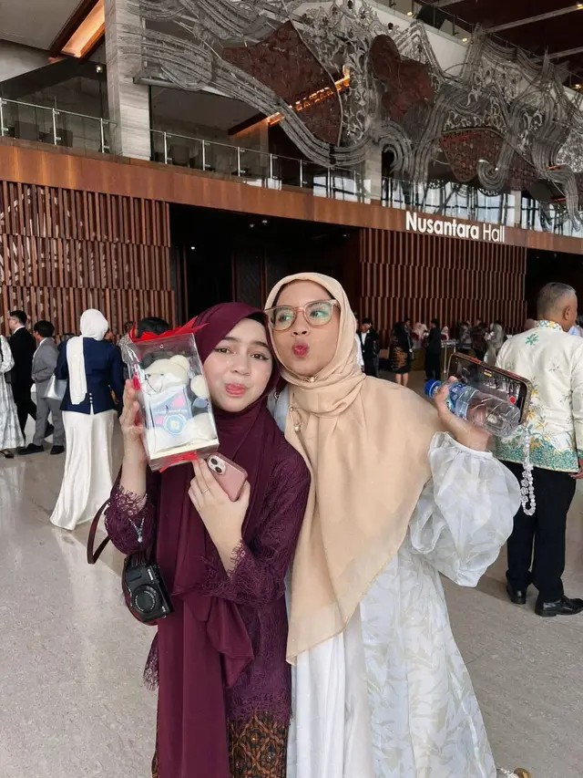 Sienna Putri Marshanda dengan Ibu Sambungnya (Foto: Instagram @nesyanabila)