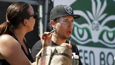 Warga AS mengisap ganja berkumpul di acara 'Weed the People' merayakan legalisasi penggunaan ganja di Portland, Oregon (3/7/2015).  Pemerintah Oregon telah melegalkan penggunaan ganja Pada 1 Juli lalu sebagai kepentingan medis. (REUTERS/Steve DiPaola)