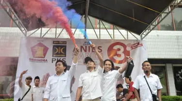 Pendukung Anies-Sandi merayakan kemengan dari hasil hitung cepat suara Pilkada DKI di kantor DPP Gerindra, Jakarta Selatan, Rabu (19/4). Kader Gerindra dan pendukung Anies-Sandi rayakan kemenangan hitung cepat suara Pilkada. (Liputan6.com/Yoppy Renato)