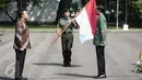 Presiden Jokowi didampingi Menpora Imam Nahrawi, melepas keberangkatan Tim Indonesia menuju Olimpiade 2016 di Brasil, di halaman Istana Merdeka, Jakarta, Rabu (22/6). 26 atlet akan bertarung pada pesta olah raga tingkat dunia. (Liputan6.com/Faizal Fanani)