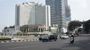 Kendaraan melintas di kawasan MH Thamrin, Jakarta Pusat, Minggu (11/8/2019). Pemprov DKI meniadakan Hari bebas kendaraan atau car free day (CFD) di sepanjang Jalan Jenderal Sudirman hingga Jalan MH Thamrin karena bertepatan dengan Idul Adha. (Liputan6.com/Immanuel Antonius)