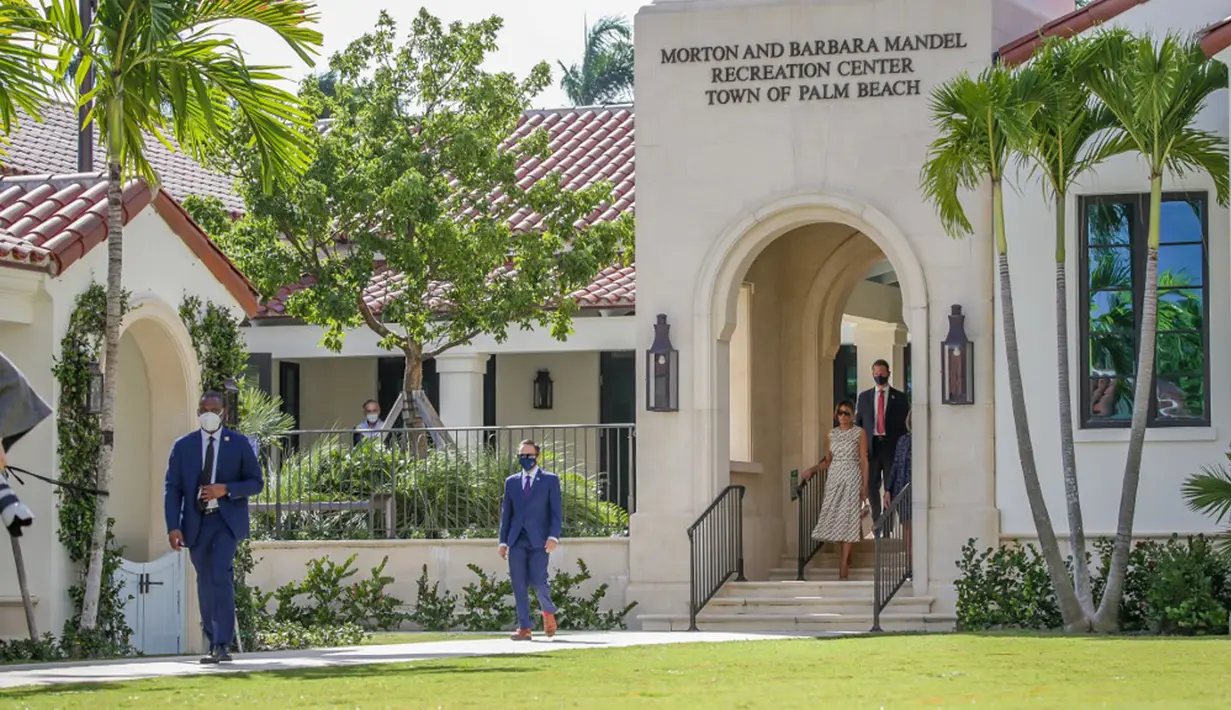 Ibu Negara Amerika Serikat Melania Trump meninggalkan Morton and Barbara Mandel Recreation Center usai memberikan suara pada Pilpres AS di Palm Beach, Florida, 3 November 2020. Perempuan 50 tahun tersebut memberikan suaranya tanpa didampingi sang suami, Donald Trump. (Zak BENNETT/AFP)