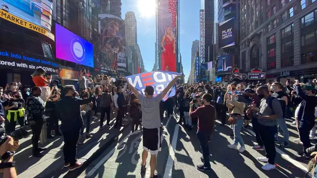 Banyak orang berkumpul di Times Square, New York (AFP)