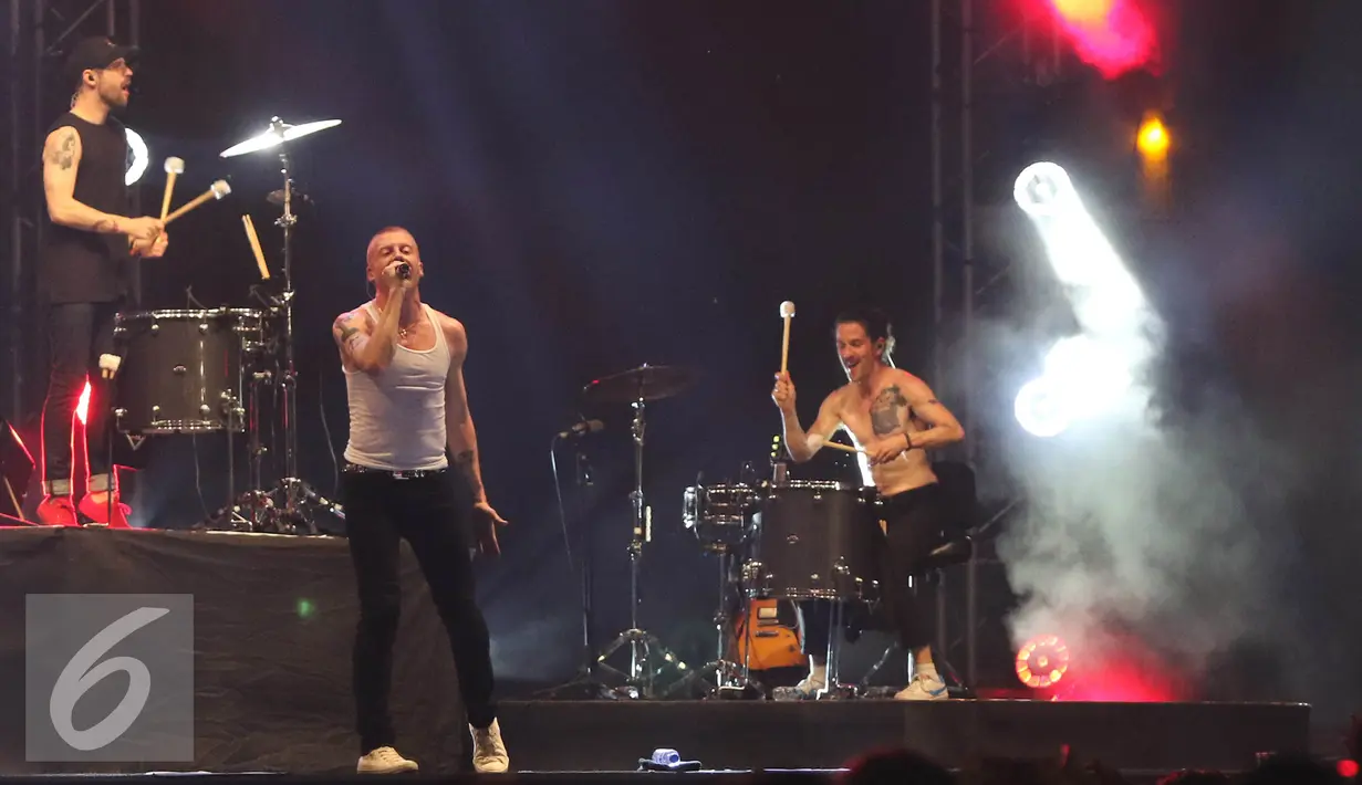 Penampilan Macklemore & Ryan Lewis di We The Fest (WTF) 2016, Senayan, Jakarta, Sabtu (13/8). Ribuan penonton tampak antusias menyaksikan penampilan grup asal Amerika itu. (Liputan6.com/Herman Zakharia)