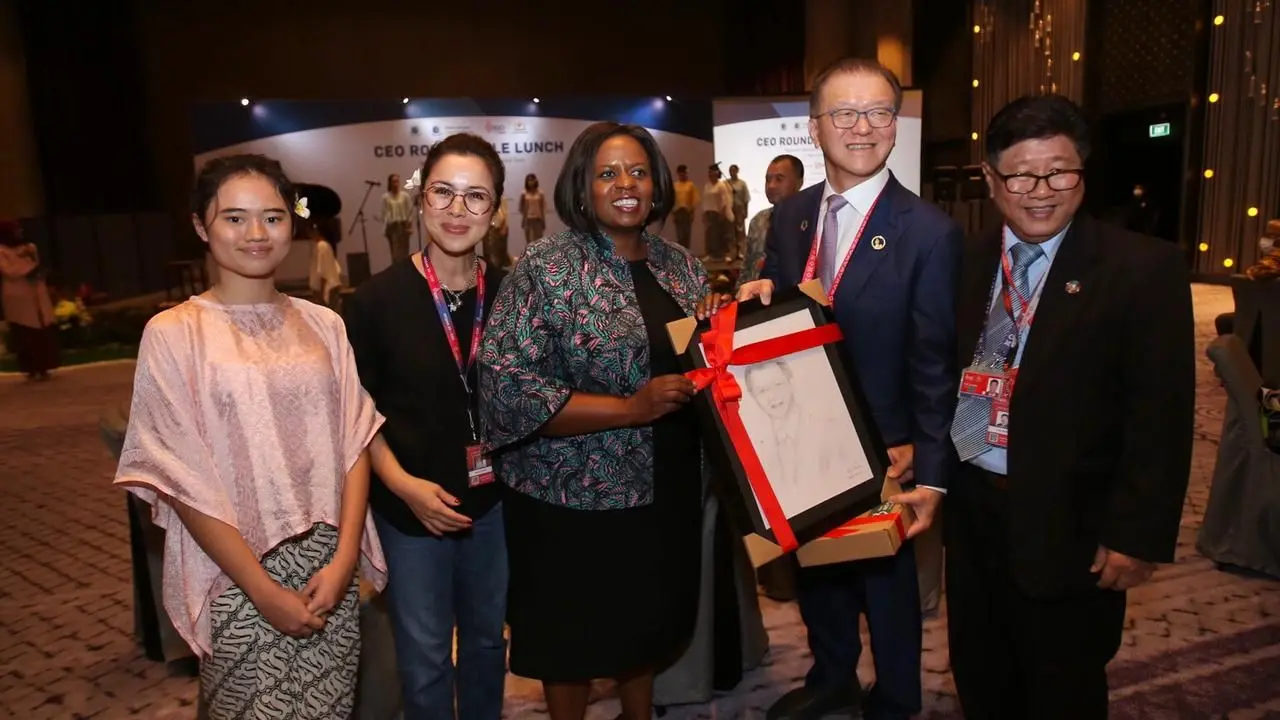 Sinar Mas Board Member, Franky Oesman (kedua dari kanan) Widjaja bersama Asisten Sekretaris Jenderal dan CEO United Nations Global Compact (UNGC) Sanda Ojiambo (tengah) dalam kegiatan CEO Roundtable di sela gelaran B20 Summit 2022. (Dok Sinar Mas)