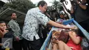 Wakil Ketua KPK Saut Situmorang (kanan) memberikan makanan untuk berbuka puasa (takjil) di depan Gedung KPK, Jakarta, Rabu (29/6). Pemberian takjil dilakukan kepada sejumlah pengendara yang melintasi jalan HR Rasuna Said. (Liputan6.com/Helmi Afandi)