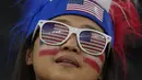 Fans wanita tim Amerika Serikat mengenakan atribut menunggu dimulainya pertandingan grup B Piala Dunia 2022 Qatar antara Inggris dan Amerika Serikat di Stadion Al Bayt di Al Khor, Qatar, Sabtu (26/11/2022). Fans-fans cantik Inggris dan Amerika Serikat mengenakan atribut mendukung negaranya saat laga berlangsung. (AP Photo/Julio Cortez)