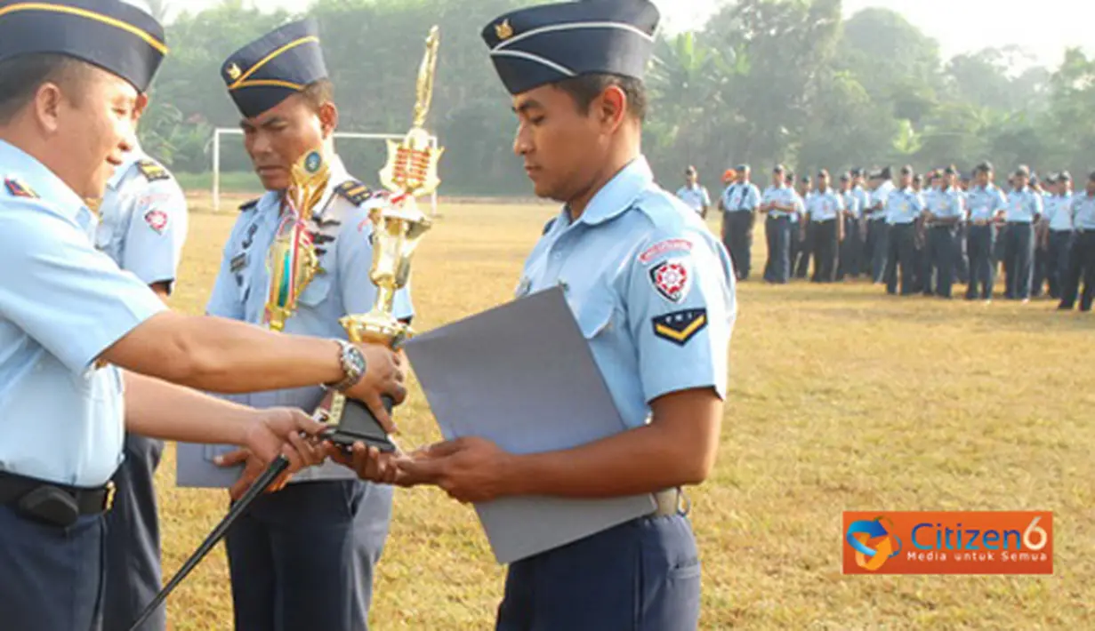 Citizen6, Subang: Kol Pnb H. Dumex Dharma usai apel pagi menyerahkan hadiah kepada tiga perwakilan personel Lanud Suryadarma sebagai juara umum dalam rangka HUT Koopsau I, Senin (20/6). (Pengirim: Dodo)  