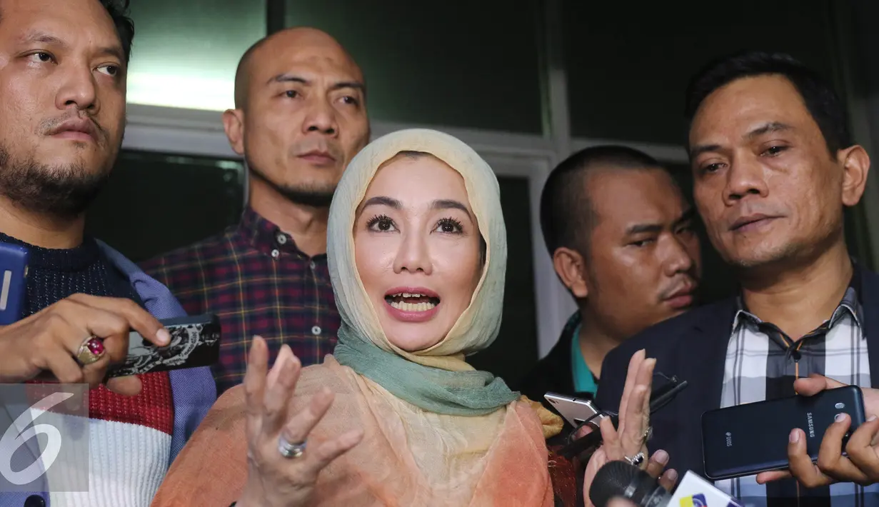 Reza Artamevia bersama kuasa hukum memberi keterangan kepada media, Jakarta (07/10). Pelaporan terhadap Gatot Brajamusti terkait ritual seks dan penggunaan aspat  yang dilakukan di Padepokan Brajamusti. (Liputan6.com/Herman Zakharia)