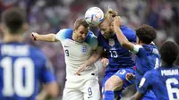 Pemain timnas Inggris, Harry Kane (dua kiri) berebut bola diudara dengan pemain Amerika Serikat Tim Ream dalam pertandingan grup B Piala Dunia 2022 di Al Bayt Stadium, Qatar, Sabtu (26/11/2022). (AP Photo/Luca Bruno)