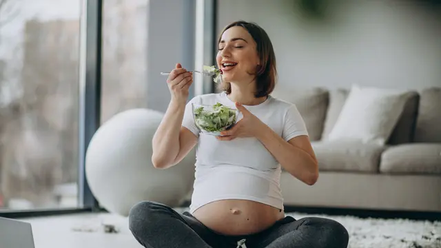 Menjaga berat badan dengan cara menyeimbangkan asupan nutrisi untuk ibu dan bayi