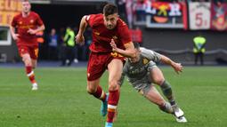 Stephan El Shaarawy. Sayap kiri Italia berusia 29 tahun ini dipermanenkan AS Roma dari AC Milan pada awal musim 2016/2017 dengan nilai transfer 13 juta euro atau kini setara Rp199 miliar. Sebelumnya ia hanya berstatus pinjaman sejak tengah musim 2015/2016. Sempat meninggalkan AS Roma pada awal musim 2019/2020 untuk bermain di Liga Cina bersama Shanghai Shenhua, ia kembali berseragam Serigala Ibu Kota sejak tengah musim 2020/2021 hingga kini dan terikat kontrak hingga Juni 2023. Bersama AS Roma ia total telah tampil dalam 188 laga di semua ajang dengan torehan 49 gol dan 28 assist. (AFP/Tiziana Fabi)