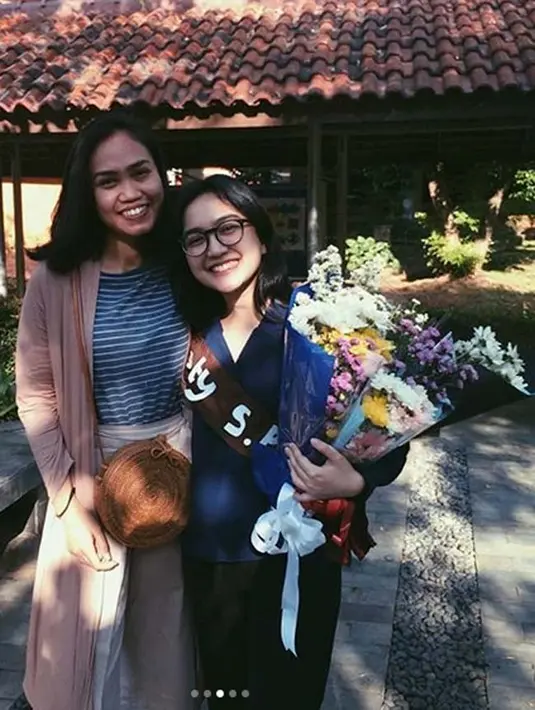 “Jadi ingat dari awal saat saya kekeuh mau skripsian dengan topik yang saya suka, ditengah-tengah pengerjaan sempat menyesal karena prosedur penelitian yang panjang dan teknik analisis yang belum diajarkan sebelumnya,” tulisnya. (Instagram/auroramanda)