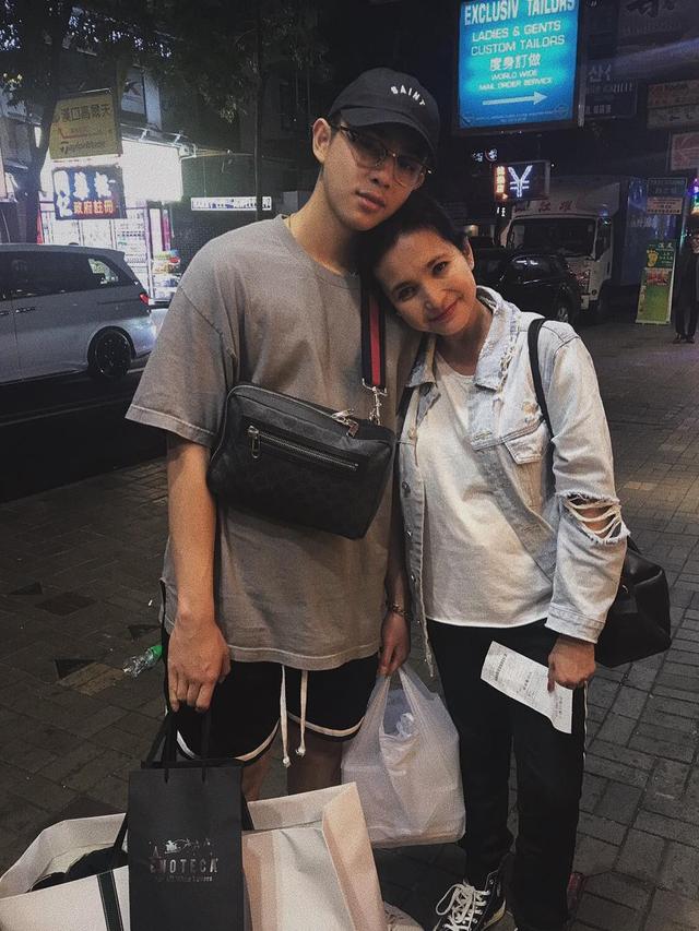 6 Potret Kebersamaan Nunu Datau dan Putranya, Bak Kakak Adik