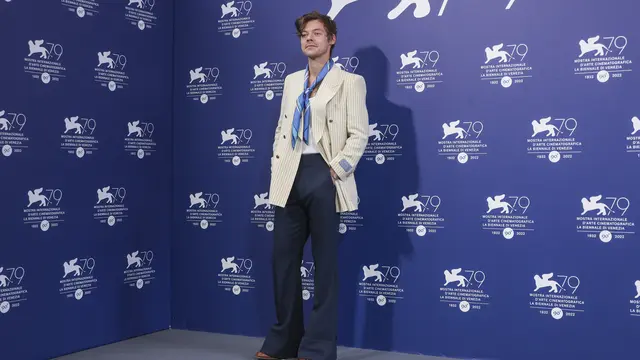 Gaya Retro Harry Styles Saat Hadiri Venice Film Festival 2022