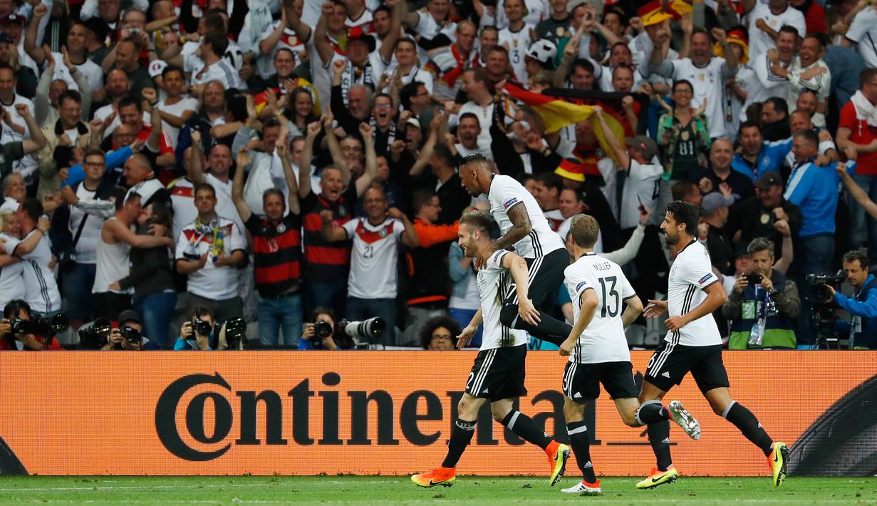 Bek Jerman, Shkodran Mustafi (kiri) melakukan selebrasi usai mencetak gol ke gawang Ukraina di kualifkasi grup C Piala Eropa 2016 di stadion Stade Pierre-Mauroy, Perancis, (12/6). Jerman menang atas Ukraina dengan skor 2-0. (REUTERS/Gonzalo Fuentes)