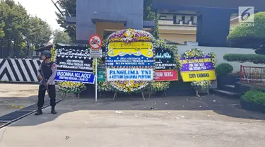 Petugas berjaga di komplek Mako Brimob Kelapa Dua, Depok, Jawa Barat, Jumat (11/5). Puluhan karangan bunga dari sejumlah pejabat negara memadati pekarangan Mako Brimob. (Liputan6.com/Herman Zakharia)