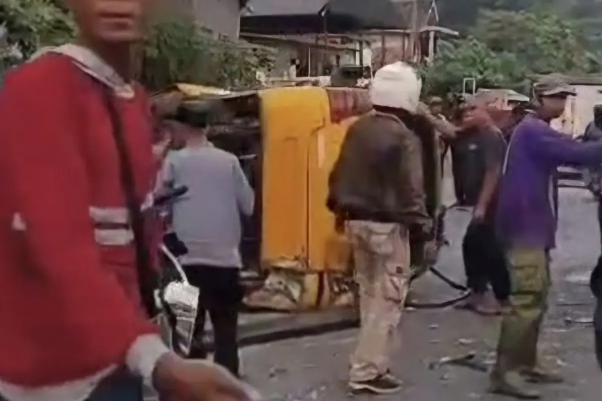 Angkot Berisi Pelajar Ditabrak Truk di Cimahi