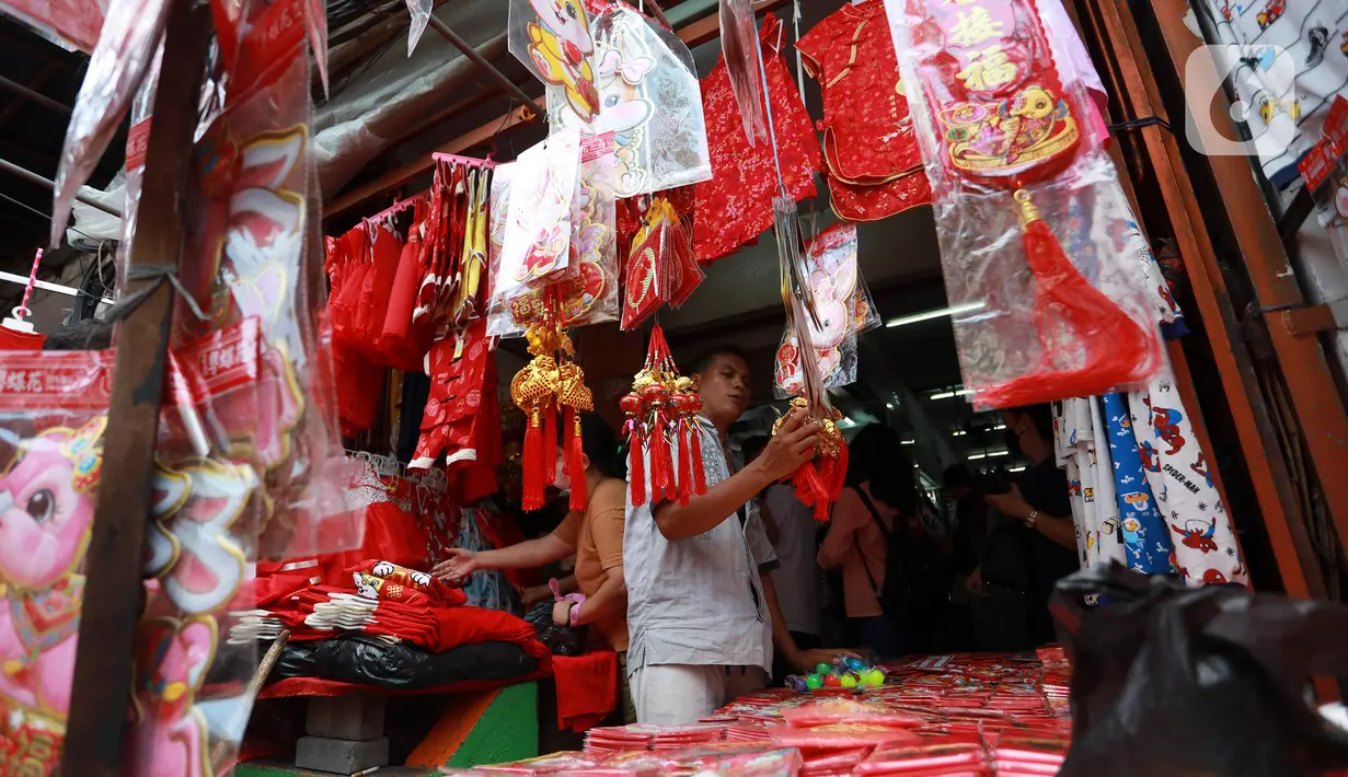 Warga melihat-lihat pernak-pernik Imlek di Kawasan Pasar Glodok Pancoran, Jakarta Barat, Jumat (13/1/2023). Menjelang Imlek yang akan jatuh pada tanggal 22 Januari 2023 mendatang, para pedagang musiman yang menjual pernak-pernik mulai ramai. (Liputan6.com/Johan Tallo)