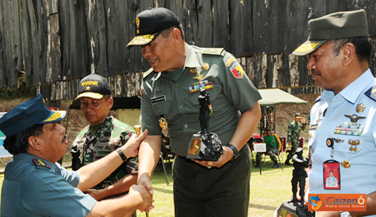 Citizen6, Jakarta: Tim TNI AD menjuarai lomba tembak Panglima TNI Cup Tahun 2012 di lapangan tembak Mabes TNI Cilangkap Jakarta, Selasa (23/10). (Pengirim: Badarudin Bakri). 