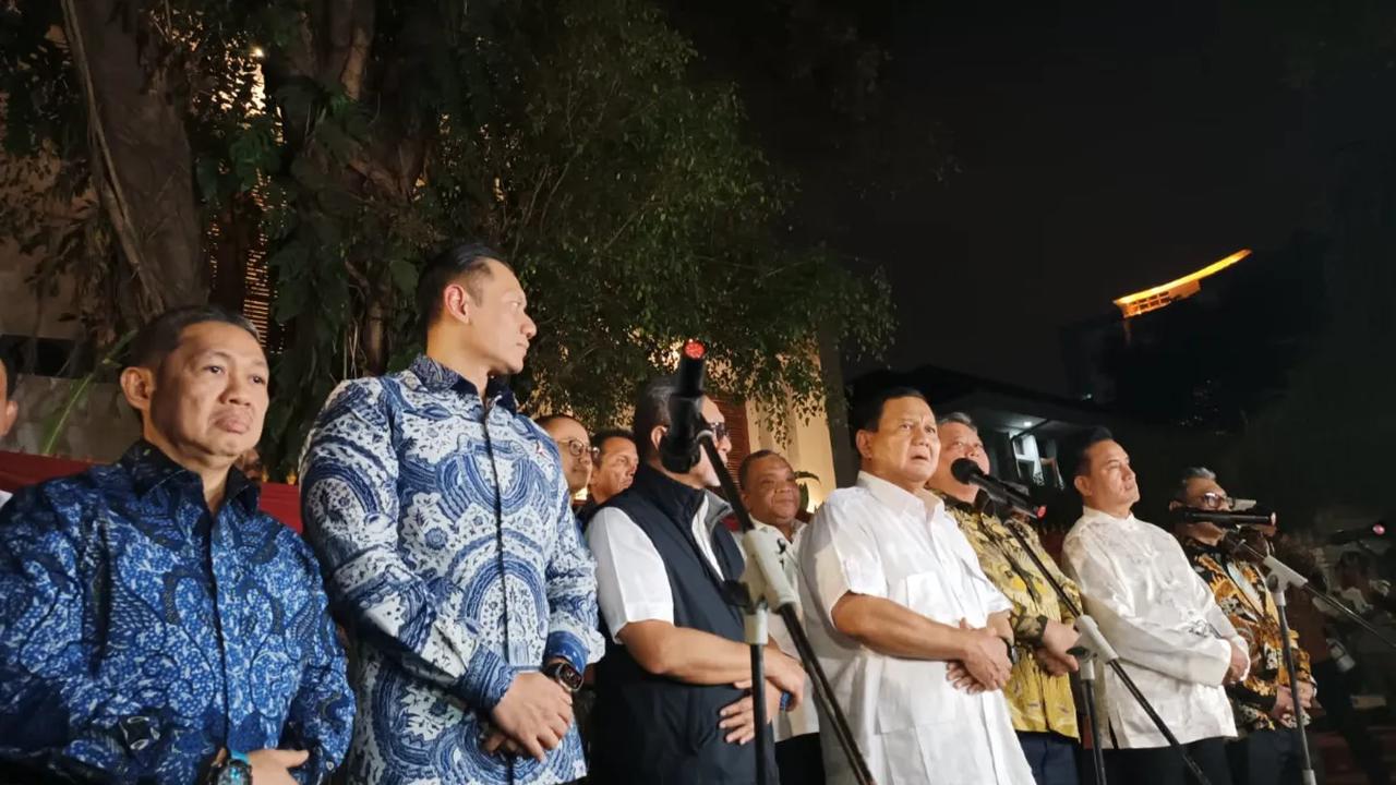 Prabowo belum bersedia menyebut secara detail identitas dari keempatnya. Dia hanya menyebut, 4 nama berasal dari pelbagai provinsi di Indonesia.