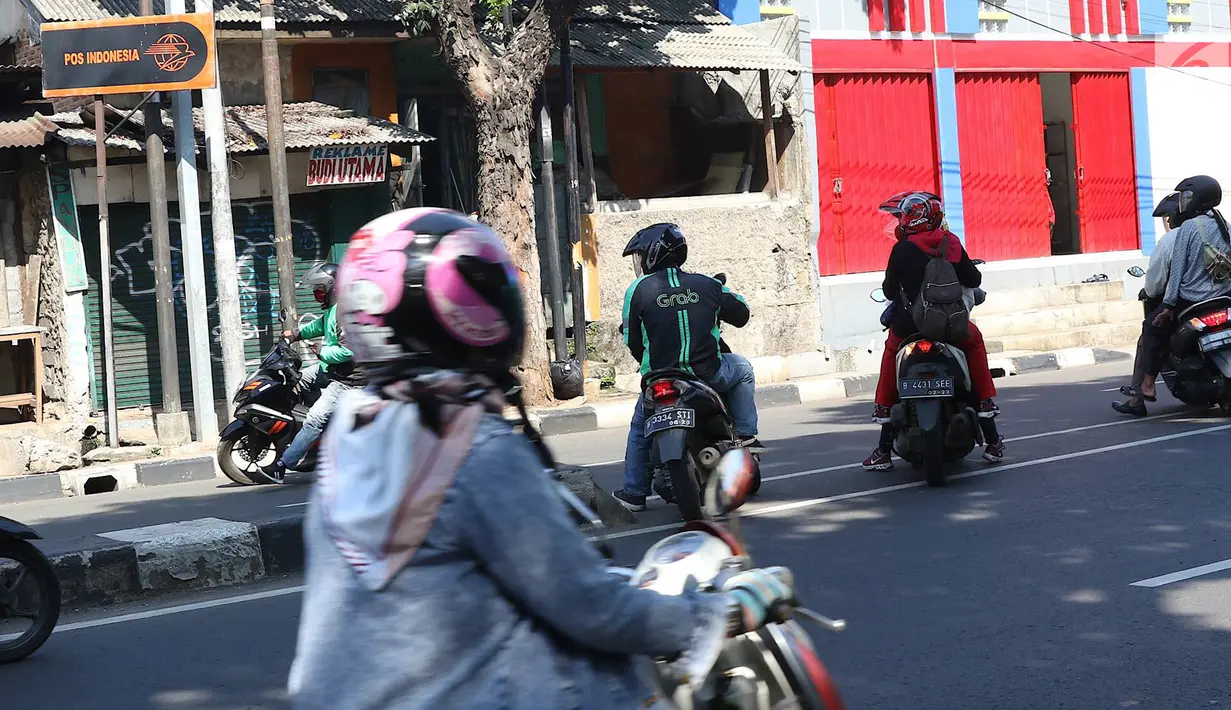 Sejumlah pengendara sepeda motor hendak putar balik dan melawan arus di kawasan Jagakarsa, Jakarta, Minggu (6/1). Jauhnya akses putar balik menyebabkan para pemotor nekat melawan arah, meskipun berbahaya bagi keselamatan. (Liputan6.com/Immanuel Antonius)