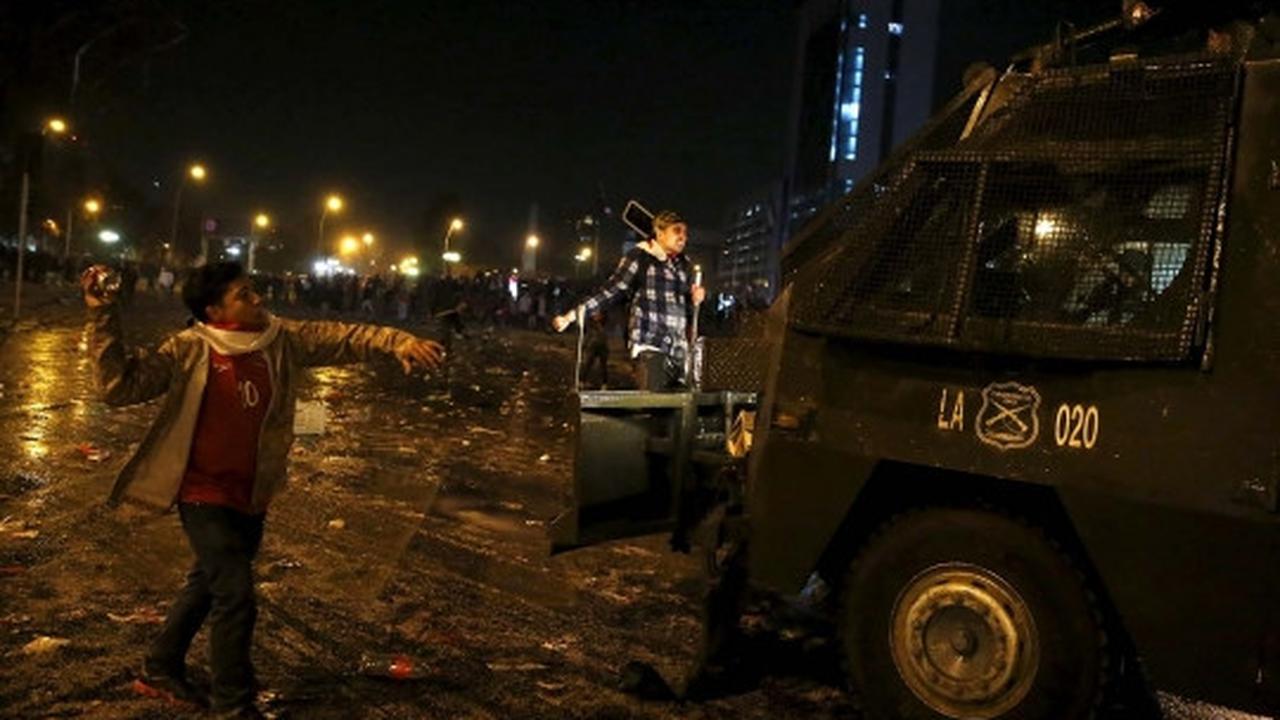 Bentrokan sengit polisi vs suporter hiasi pesta juara Chile