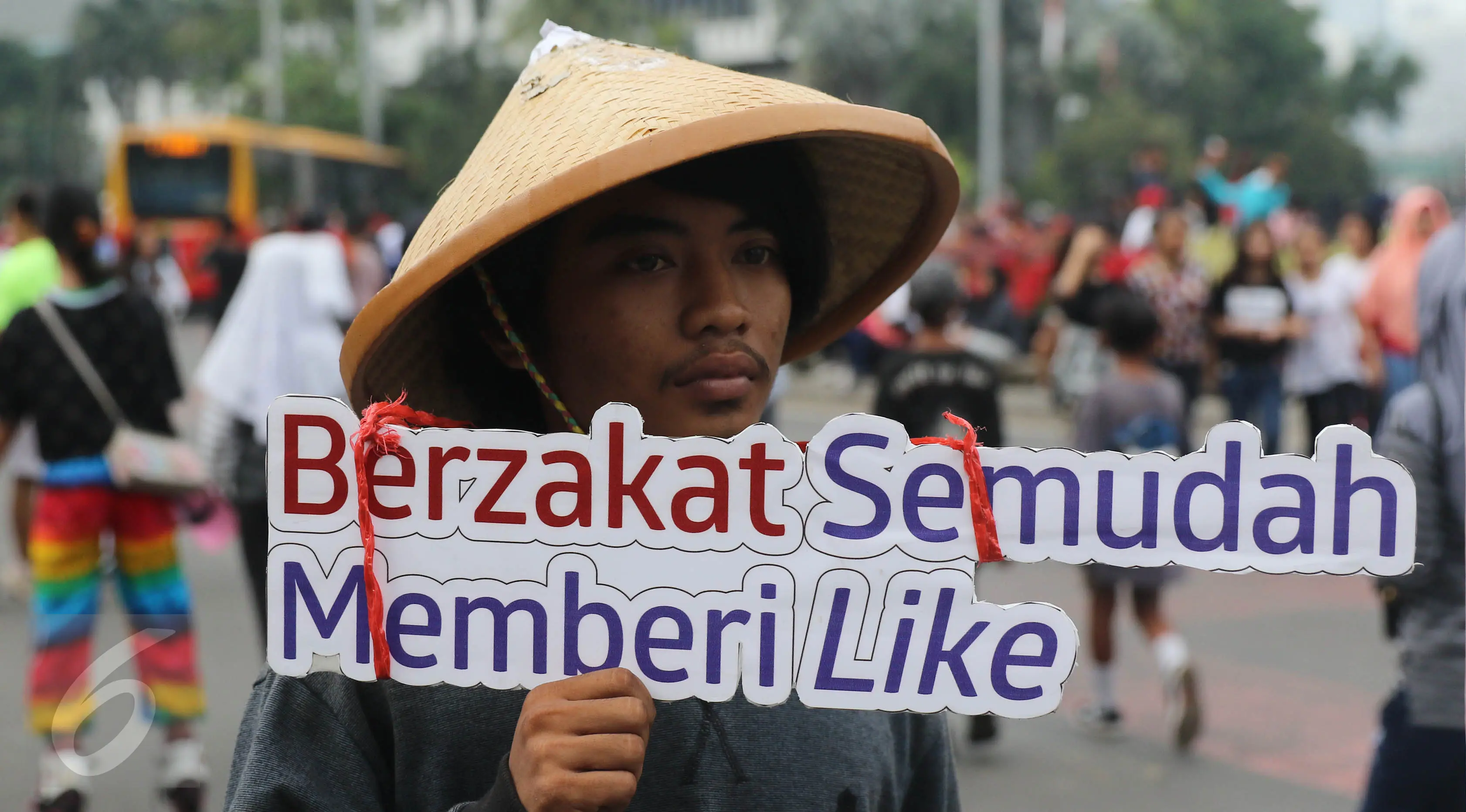 Aktivis dari Dompet Dhuafa berjalan melakukan sosialisasi saat Hari Bebas Kendaraan Bermotor di kawasan M.H Thamrin, Jakarta, (29/5/2016).Mereka mengajak masyarakat akan pentingnya berzakat sebelum memasuki Bulan Ramadhan. (Liputan6.com/ Herman Zakharia)