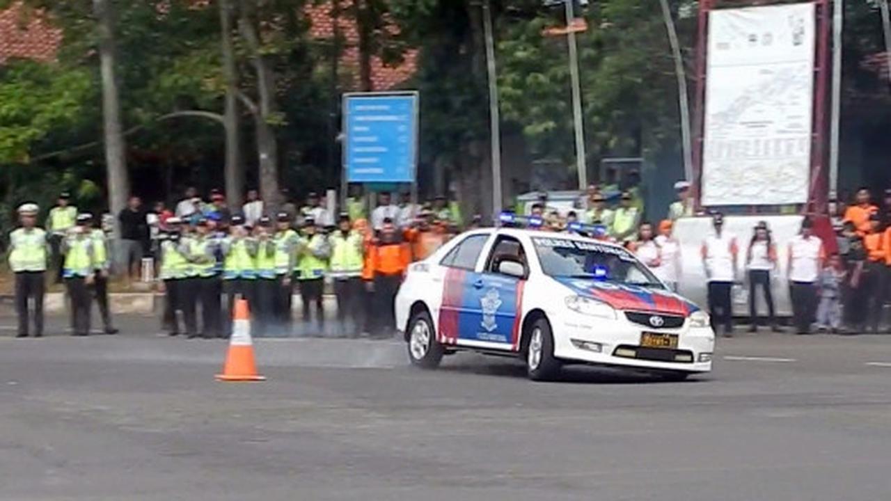 Aksi freestyle anggota Polres Banyumas ramaikan apel Operasi Ketupat