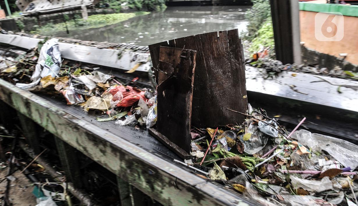 Sampah sungai terlihat di TPSS Perintis Kemerdekaan, Jakarta, Selasa (16/2/2021). TPSS Perintis Kemerdekaan jadi penampungan sementara sampah sungai di Jakarta Timur, Selatan, Pusat, dan Kelapa Gading. (merdeka.com/Iqbal S. Nugroho)