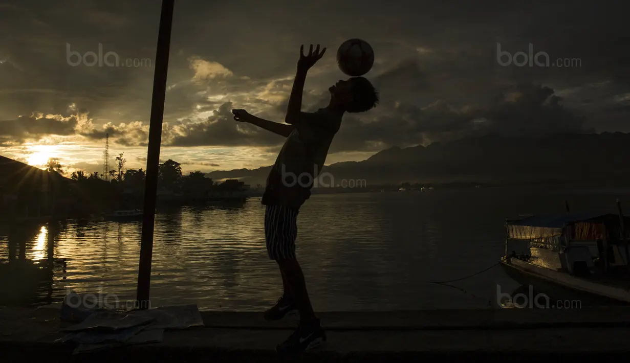 Keterbatasan ekonomi menjadi lecutan semangat bagi Ilham Lestaluhu untuk bisa menjadi pesepak bola nasional agar bisa menafkahi keluarga. (Bola.com/Vitalis Yogi Trisna)