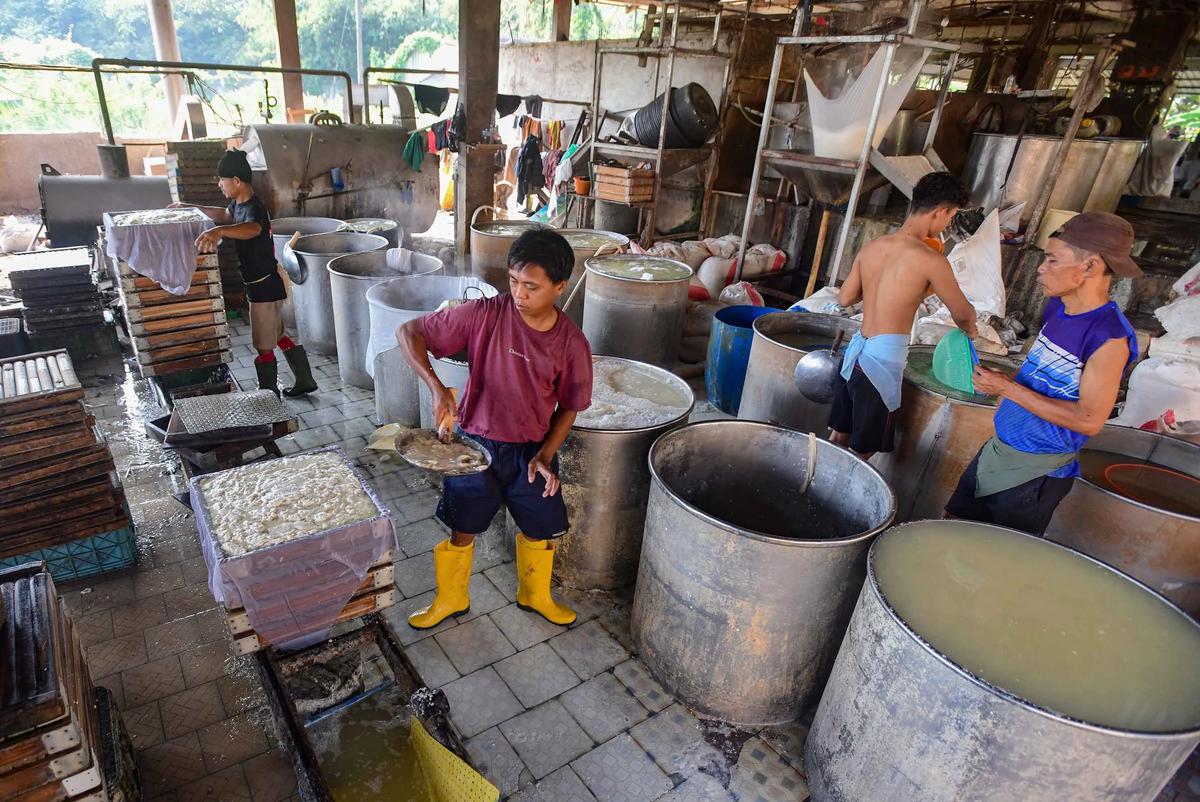 FOTO: Harga Kedelai Impor Naik Produsen Tahu di Depok Kurangi Ukuran Produk