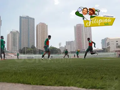 Para pemain Timnas Indonesia melakukan latihan di Stadion Rizal Memorial Commissions, Manila, (23/11/2016).  (Bola.com/Nicklas Hanoatubun)