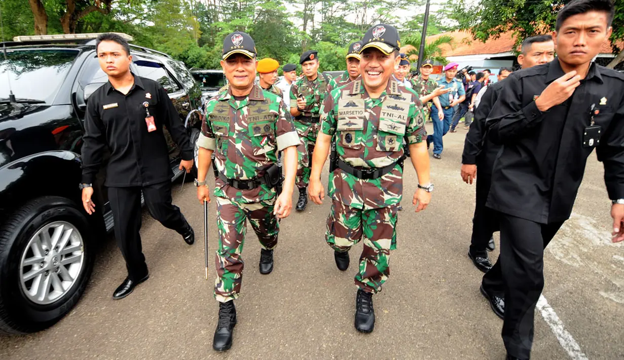 Panglima TNI Jenderal TNI Moeldoko (kedua dari kiri) berjalan bersama Kasal Laksamana TNI Marsetio usai membuka secara resmi Latihan Gabungan Gultor Tri Matra IX TA. 2014 di Halim Perdanakusuma Jakarta, Senin (1/12/2014). (Liputan6.com/Helmi Fithriansyah)