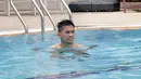 Pemain Timnas Indonesia U-22, Witan Sulaiman melakukan sesi berenang di Hotel Phnom Penh, Kamboja, Minggu (30/4/2023). Sesi ini hanya diikuti oleh pemain inti dan dilakukan dalam rangka mengembalikan kebugaran para pemain setelah pertandingan melawan Filipina di Grup A SEA Games 2023. (Bola.com/Gregah Nurikhsani)