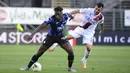 Pemain Bologna Gary Medel (kanan) berebut bola dengan pemain Atalanta Duván Zapata pada pertandingan Liga Italia Serie A di Stadion Gewiss, Bergamo, Italia, Selasa (21/7/2020). Atalanta menang 1-0 dan kembali menempati posisi dua klasemen. (Giuseppe Zanardelli/LaPresse via AP)