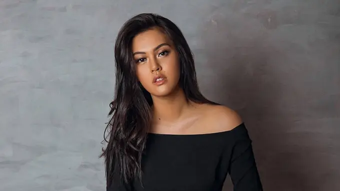 Gaya Pemotretan Rebecca Tamara dengan Busana Off-Shoulder Ini Tampil Menawan