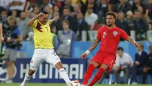 Pemain Inggris, Kyle Walker (kanan), saat berduel dengan pemain Kolombia, Carlos Bacca (kiri)