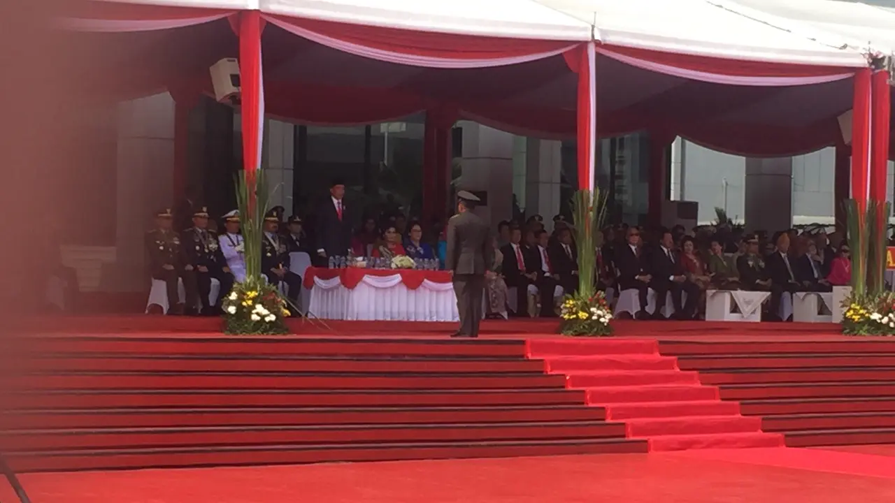 Presiden Joko Widodo bertindak sebagai inspektur upacara dalam peringatan hari ulang tahun ke-73 tentara nasional Indonesia (TNI). Upacara digelar di Plaza Mabes TNI Cilangkap, Jakarta Timur, Jumat (5/10).