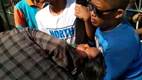 Panitia pembagian kupon daging kurban sebenarnya sudah memisahkan antara pengantre lelaki dan perempuan. (Liputan6.com/Panji Prayitno)