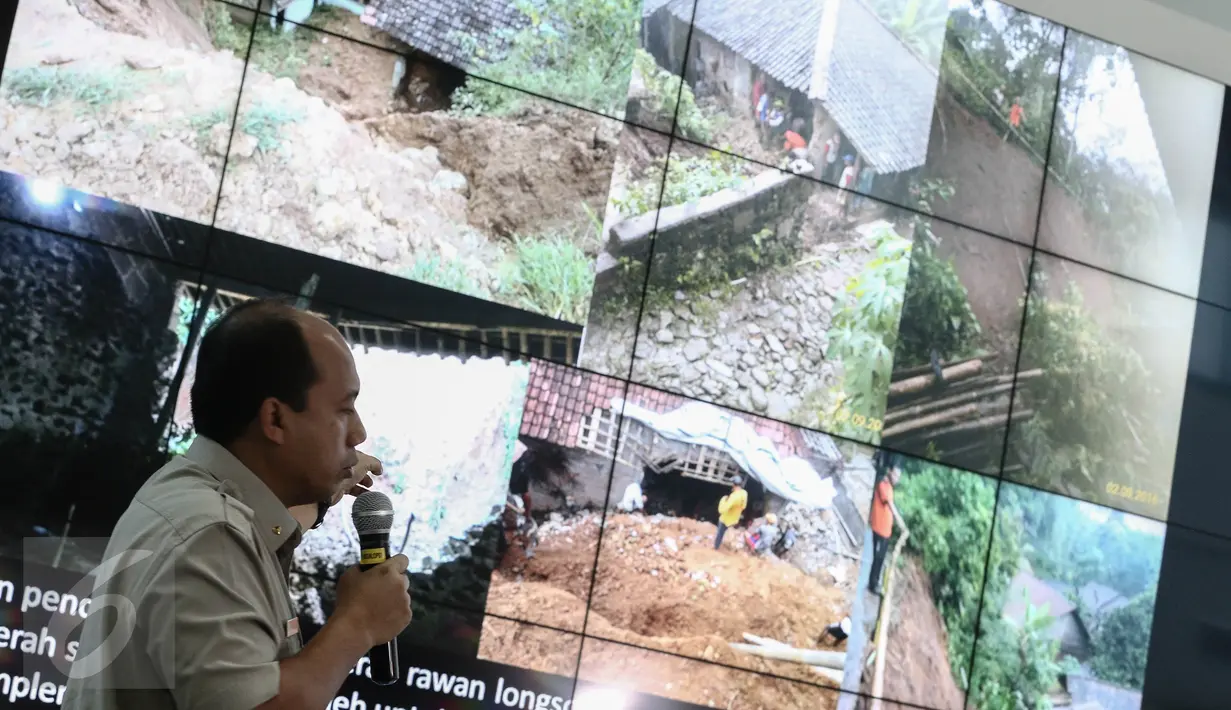 Kapusdatin BNPB, Sutopo Purwo Nugroho memberikan paparan soal banjir dan longsor yang melanda Jawa Tengah, Gedung BNPB, Jakarta, Senin (20/6/2016). 6 Kabupaten dan Kota di Jawa Tengah terdampak bencana banjir dan longsor.(Liputan6.com/Faizal Fanani)
