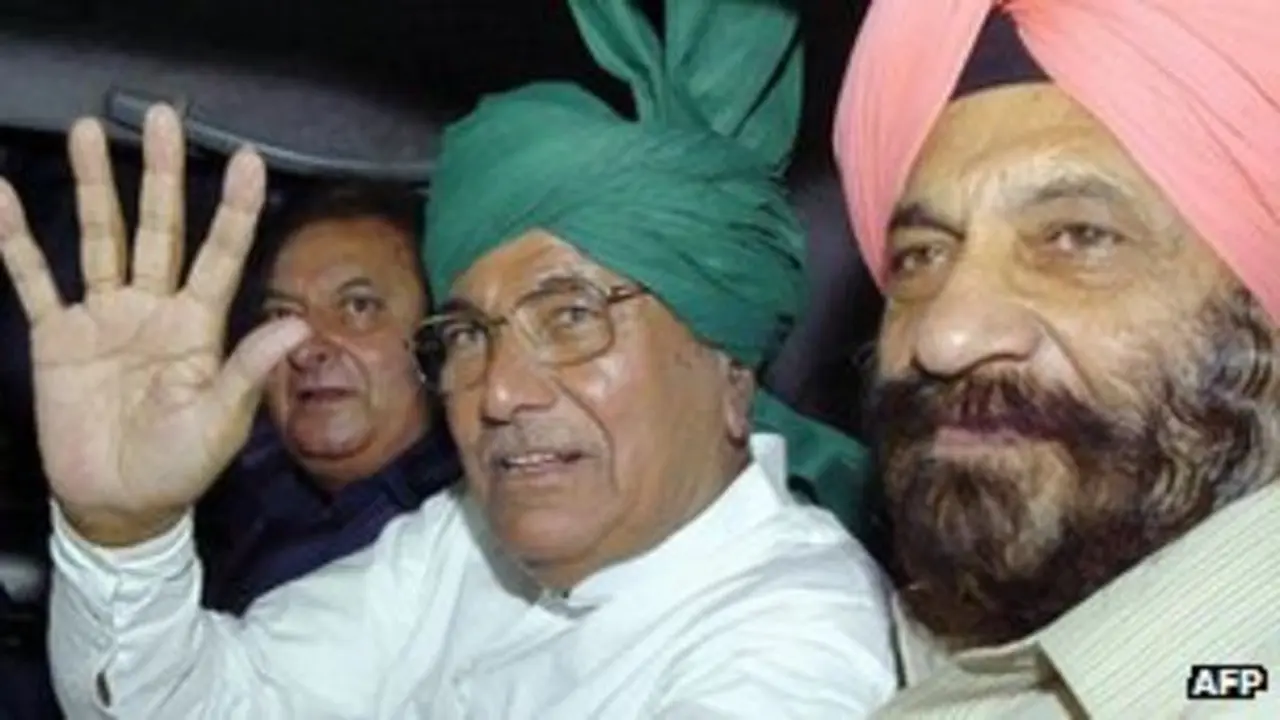 Om Prakash Chautala (tengah) seorang mantan menteri di India yang ditahan atas kasus korups