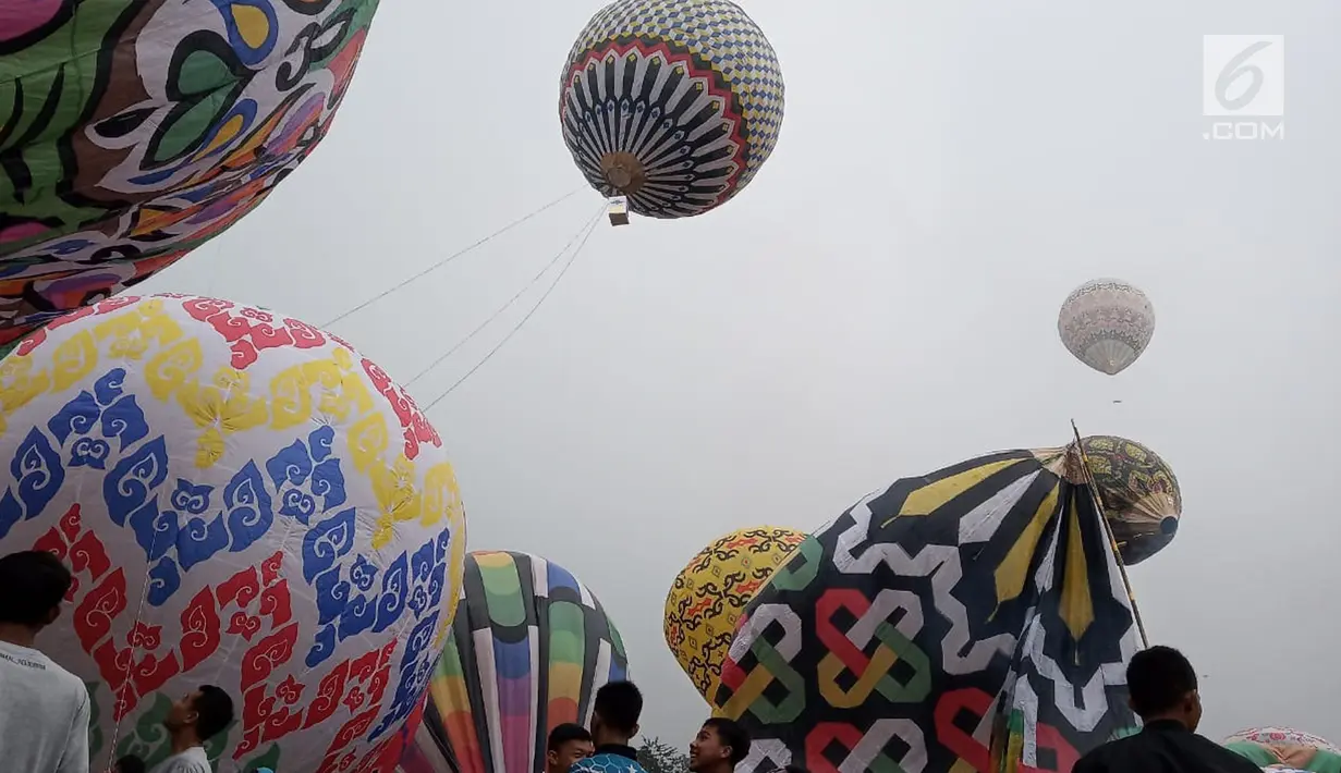 Ratusan balon udara dinaikkan di Lapangan Pagerejo, Kertek, Kabupaten Wonosobo,  Sabtu (15/6/2019). Festival ini untuk memeriahkan syawalan dan wujud syukur warga yang hidup di lereng gunung sindoro dan sumbing. (Liputan6.com/Gholib)