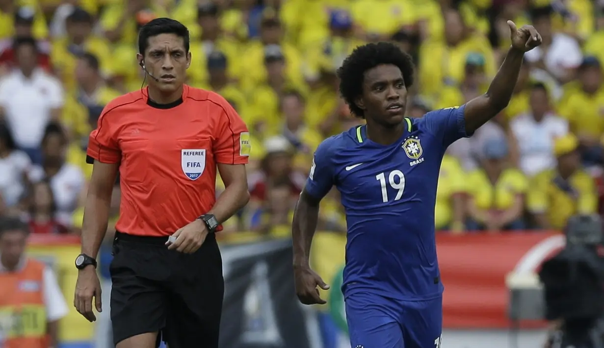 Gaya pemain Brasil, Willian usai mencetak gol ke gawang Kolombia pada kualifikasi Piala Dunia 2018 di Roberto Melendez stadium, Barranquilla, Kolombia, (5/9/2017). Kolombia bermain imbang 1-1 lawan Brasil. (AP/Fernando Vergara)
